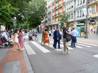 Большинство испанцев поддерживают штрафы за переход дороги с телефоном
