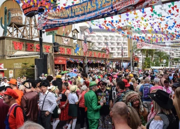 Британский карнавал Fancy Dress в Бенидорме
