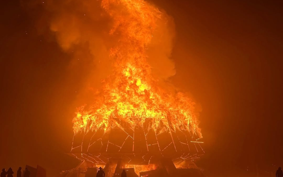 Храм валенсийского архитектора сожгли на Burning Man