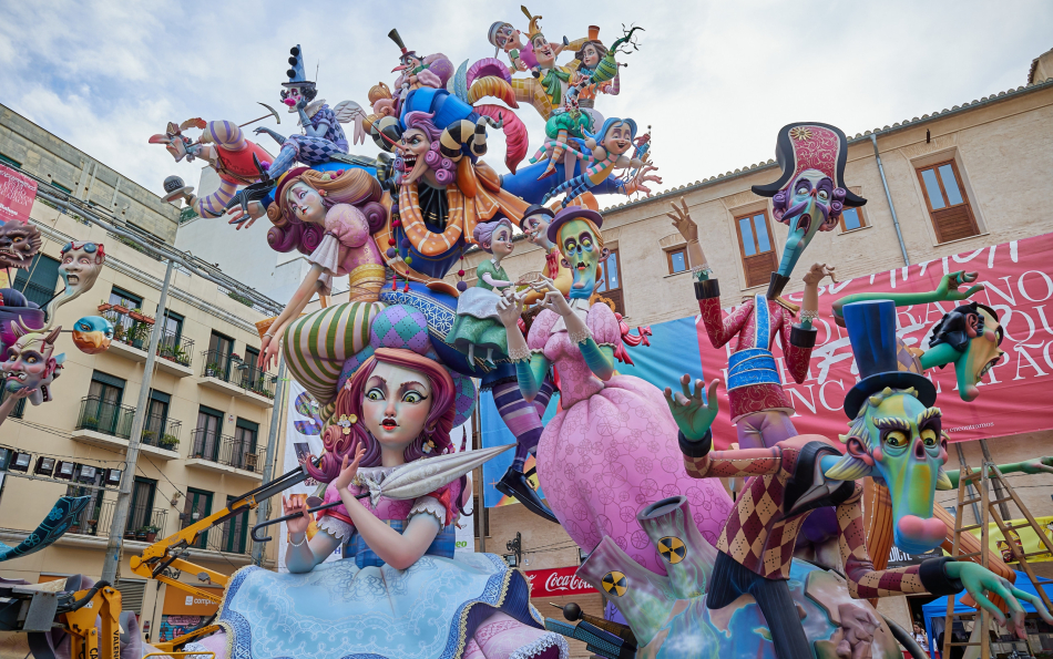 Кому и чему посвящены фигуры Las Fallas в 2026 году