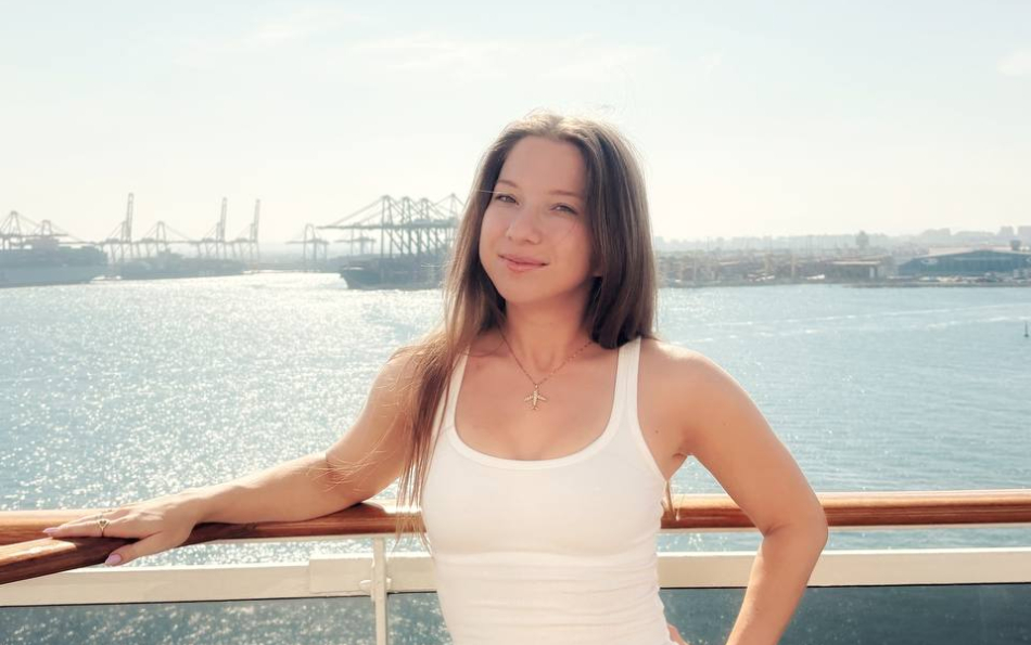 «Странный одноклассник — это я». Интервью со звездой соцсетей Алисой Несвит